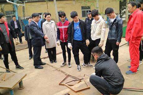 У�쵼��ͬ���������г�һ���Ӳ��ѧ����